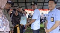 Pj. Bupati Takalar Serahkan Sertifikat Tanah Melalui Program PTSL dan Redistribusi
