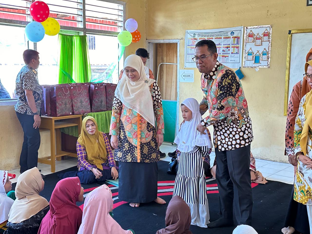 Pj. Bupati dan Bunda PAUD Takalar Pantau MPLS di SD Lakatong Pulau:  Pastikan Kesiapan Sekolah - SUARASELATAN.COM