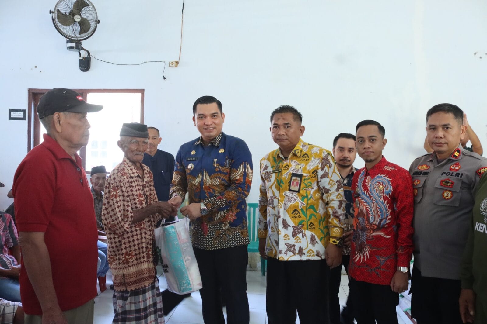 Pj. Bupati Takalar, Muhammad Hasbi, Serahkan Bantuan Sembako Untuk Masyarakat Miskin Ekstrem