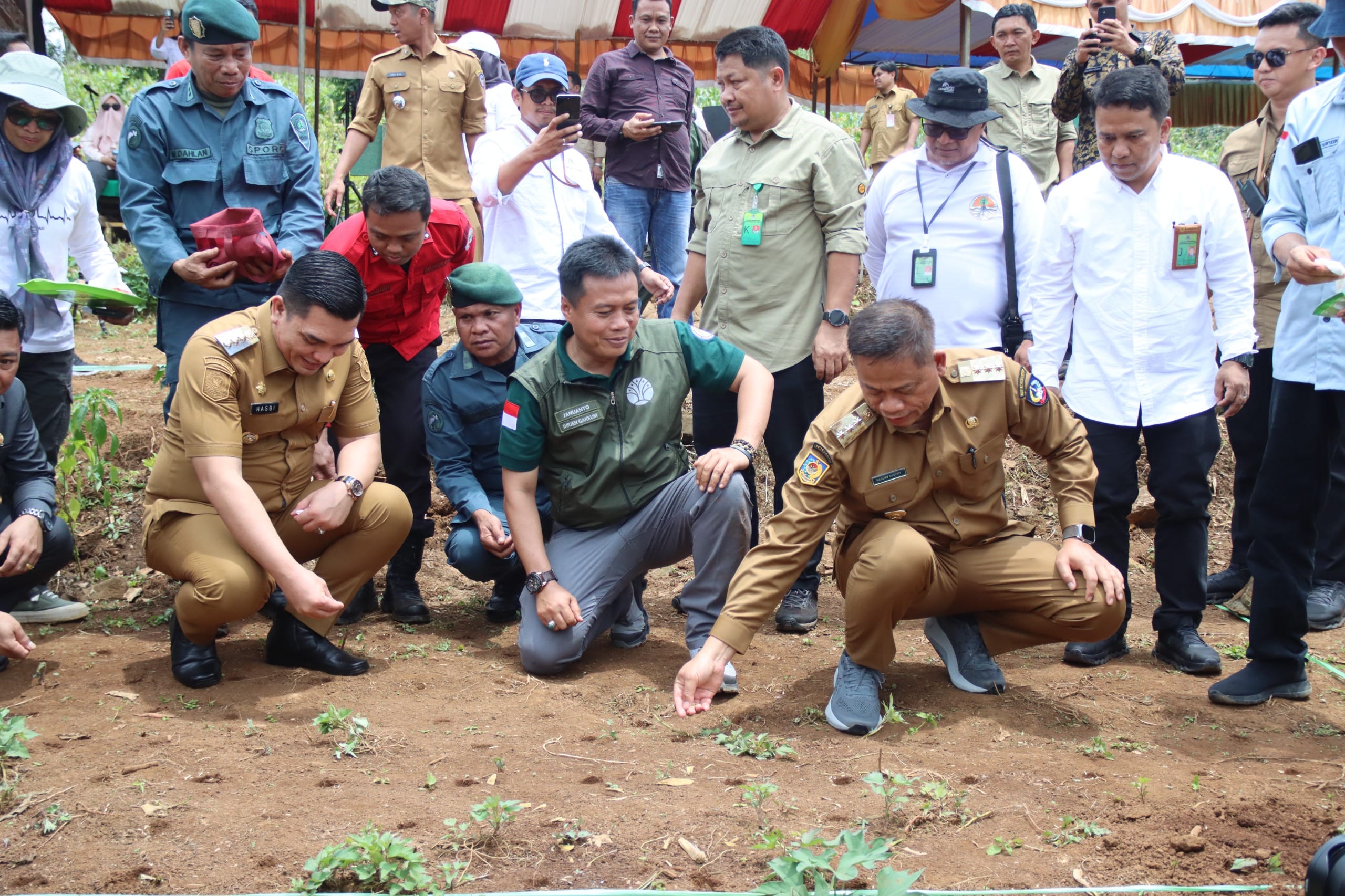 Pj. Gubernur Bersama Pj. Bupati Takalar Lakukan Penanaman Serentak Agroforestri Pangan