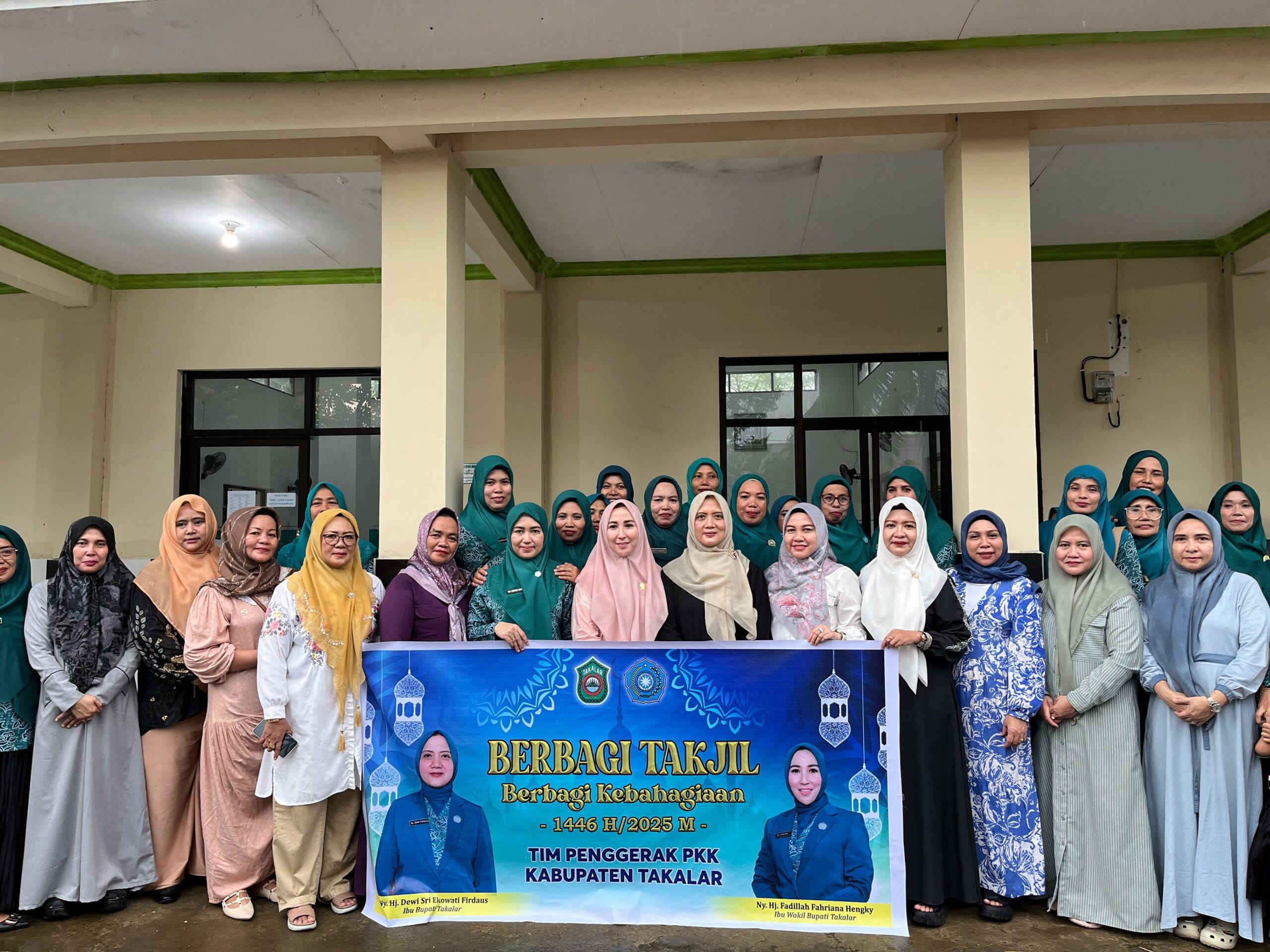 Kehangatan Ramadhan, Ibu Bupati dan Ibu Wabup Takalar Bagi Takjil Gratis