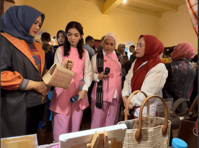 Tas Anging Mamiri Takalar Pikat Perhatian Ibu Wapres Selvi Gibran