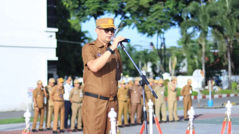 Plt. Inspektur H. Rusli saat memimpin Apel Gabungan Pemkab Takalar