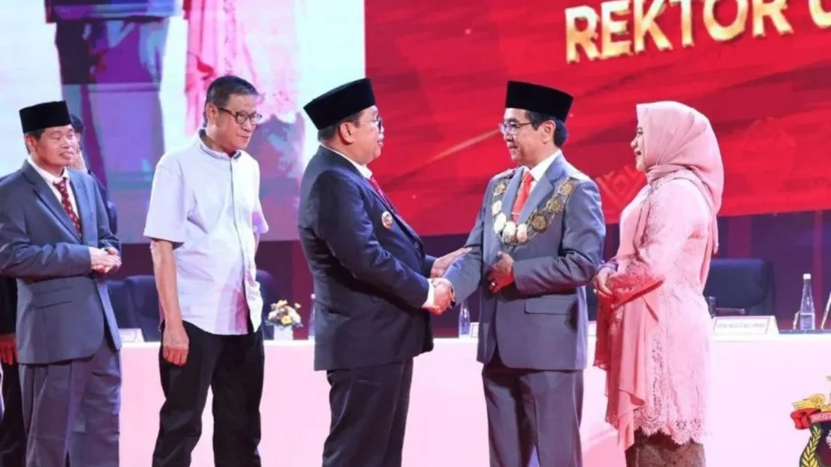 Bupati Takalar bersalaman dengan Jamaluddin Jompa pada Pelantikan Rektor Unhas 2026–2030.