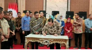 Bupati Takalar Mohammad Firdaus Daeng Manye menandatangani komitmen tata kelola pertanahan bersih dalam Rakor KPK di Kantor Gubernur Sulsel