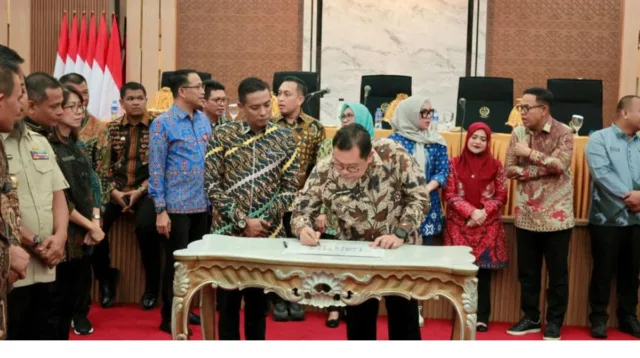 Bupati Takalar Mohammad Firdaus Daeng Manye menandatangani komitmen tata kelola pertanahan bersih dalam Rakor KPK di Kantor Gubernur Sulsel