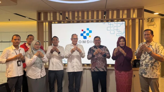 Bupati Takalar Firdaus Daeng Manye bersama Direktur Akselerasi Infrastruktur Digital Komdigi Mulyadi dan jajaran berfoto bersama di Kantor Kemkomdigi Jakarta