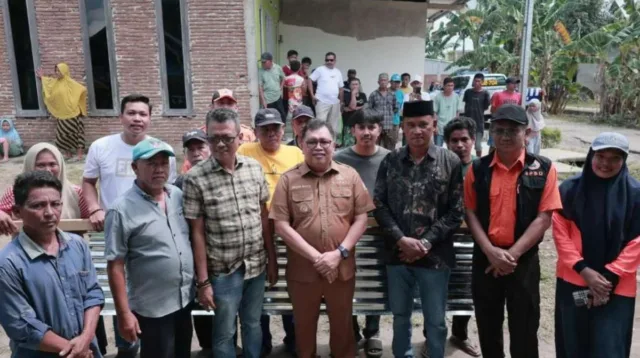 Bupati Takalar Daeng Manye berfoto bersama warga saat meninjau lokasi rumah terdampak bencana di Desa Sawakong