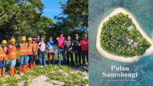 Petugas DLHP dan Dinas Pariwisata Takalar memakai rompi oranye saat melakukan aksi gotong royong pembersihan sampah di Pulau Sanrobengi