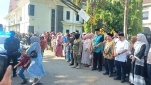 Suasana haru pelepasan jemaah haji Takalar 2026 oleh Bupati Firdaus Daeng Manye di depan Ruang Pola Kantor Bupati Takalar