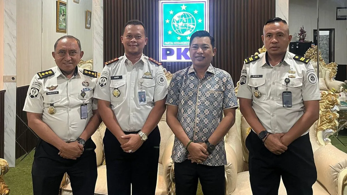 Kalapas Takalar Andi Gunawan bersama Ketua DPRD Takalar H. Muhammad Rijal dan pejabat Lapas saat berfoto bersama di ruang kerja Ketua DPRD