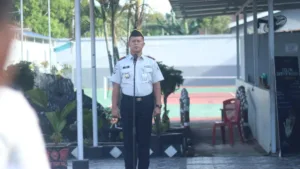 Kalapas Takalar Pimpin Apel, Tekankan 15 Program Aksi Kalapas Takalar Andi Gunawan memimpin apel pagi staf untuk penguatan 15 program aksi di halaman kantor