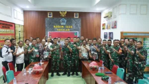 Personel Kodim 1426 Takalar, jajaran Pusterad, Kabid Humas Diskominfo-SP Takalar, dan insan pers berfoto bersama di Ruang Data Makodim