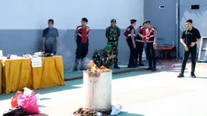 Proses pembakaran barang terlarang hasil sitaan razia kamar warga binaan di dalam tong oleh petugas Lapas Takalar bersama TNI-Polri.