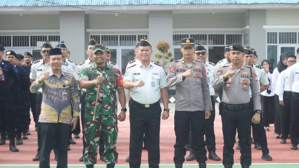 Kepala Lapas Takalar Andi Gunawan bersama personel Kodim 1426, Polres Takalar, dan BNK Takalar saat apel ikrar pemasyarakatan bersih
