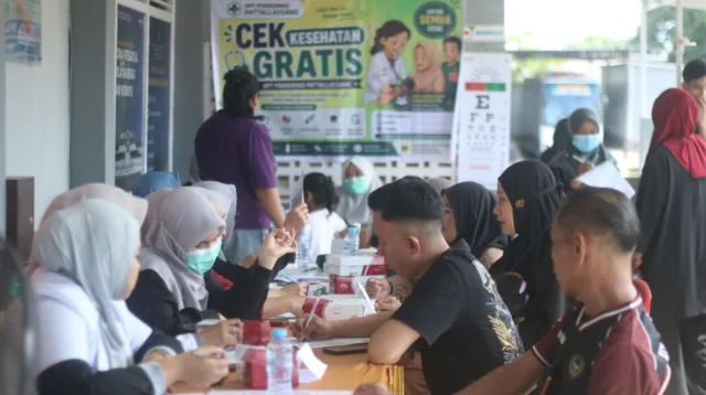 Suasana meja pendaftaran dan pemeriksaan dalam program cek kesehatan gratis di Lapas Takalar