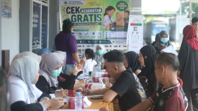 Suasana meja pendaftaran dan pemeriksaan dalam program cek kesehatan gratis di Lapas Takalar