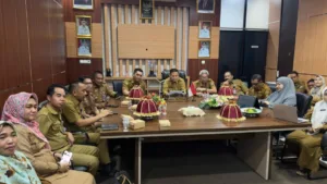 Wakil Bupati Takalar Hengky Yasin didampingi jajaran Sekda dan kepala OPD saat memimpin rapat koordinasi pengentasan kemiskinan