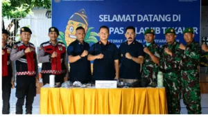 Perkuat Stabilitas Keamanan, Lapas Takalar Gandeng TNI-Polri Sidak Kamar Warga Binaan Petugas gabungan Lapas Takalar, TNI Kodim 1426, dan Polres Takalar berfoto bersama di depan tabel hasil sitaan operasi sidak