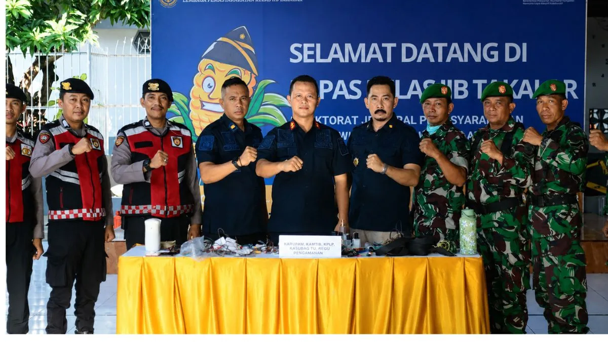 Perkuat Stabilitas Keamanan, Lapas Takalar Gandeng TNI-Polri Sidak Kamar Warga Binaan Petugas gabungan Lapas Takalar, TNI Kodim 1426, dan Polres Takalar berfoto bersama di depan tabel hasil sitaan operasi sidak