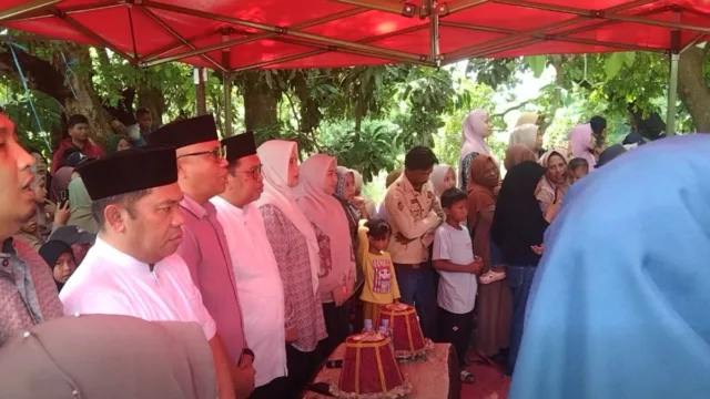 Bupati Takalar Mohammad Firdaus Daeng Manye bersama rombongan menghadiri pesta adat A’Lammang di Desa Lantang, Polongbangkeng Selatan