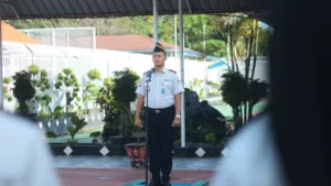Kepala Lapas Kelas IIB Takalar Andi Gunawan saat berdiri di podium memimpin jalannya apel pagi pegawai di lapangan upacara