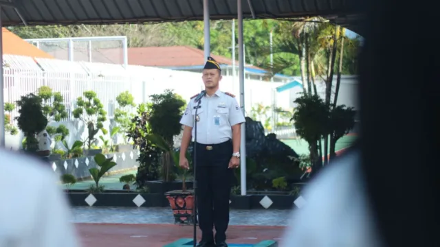 Kepala Lapas Kelas IIB Takalar Andi Gunawan saat berdiri di podium memimpin jalannya apel pagi pegawai di lapangan upacara