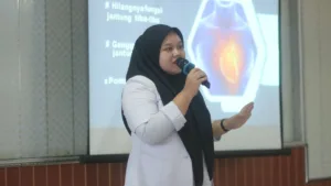Sigap! Lapas Takalar Bekali Petugas Keterampilan Penanganan Darurat dr. Sri Ayu Lestari Wulandari saat memaparkan materi pelatihan penanganan kegawatdaruratan medis di Lapas Takalar