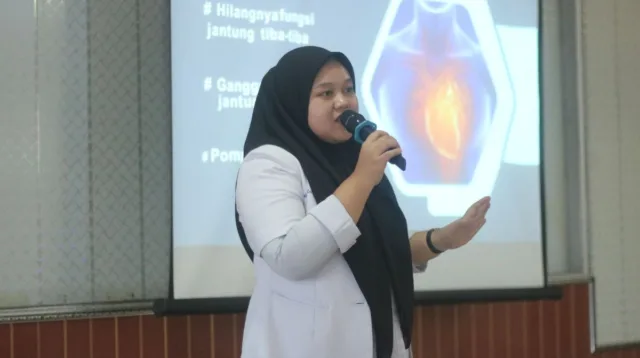 dr. Sri Ayu Lestari Wulandari saat memaparkan materi pelatihan penanganan kegawatdaruratan medis di Lapas Takalar