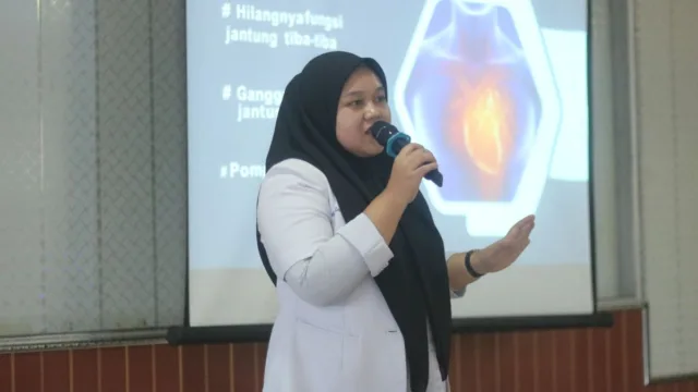 dr. Sri Ayu Lestari Wulandari saat memaparkan materi pelatihan penanganan kegawatdaruratan medis di Lapas Takalar