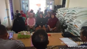 Suasana sosialisasi program Sekolah Rakyat yang dihadiri oleh warga dan aparat pemerintah Kelurahan Maradekaya, Pattallassang