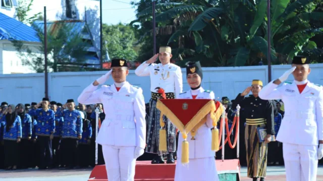 Sekda Takalar Dr. Muhammad Hasbi bertindak sebagai Inspektur Upacara Hardiknas 2026 Takalar didampingi pasukan pengibar bendera