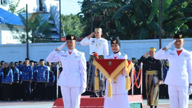 Sekda Takalar Dr. Muhammad Hasbi bertindak sebagai Inspektur Upacara Hardiknas 2026 Takalar didampingi pasukan pengibar bendera