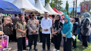 Wakil Bupati Takalar Hengky Yasin Tinjau Langsung Gerakan Pangan Murah Jelang Iduladha Wakil Bupati Takalar Hengky Yasin didampingi jajaran Polres, Kodim, dan Kejaksaan saat meninjau langsung stand pasar murah Gerakan Pangan Murah