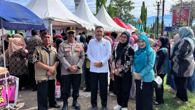 Wakil Bupati Takalar Hengky Yasin didampingi jajaran Polres, Kodim, dan Kejaksaan saat meninjau langsung stand pasar murah Gerakan Pangan Murah