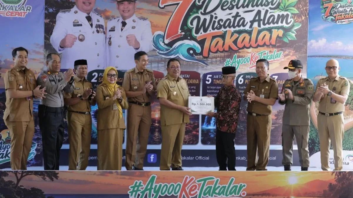 43 Tahun Mengabdi, Ranca Dg Sarro Terima Hadiah Istimewa dari Bupati Takalar Bupati Takalar Mohammad Firdaus Daeng Manye menyerahkan Hadiah Berupa Dana Pembinaan kepada Kepala Lingkungan Baharuddin Ranca Dg Sarro
