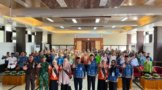 Bupati Takalar Mohammad Firdaus Daeng Manye bersama unsur Forkopimda, Dinas Kesehatan, dan Duta Assamaturu Bebas TBC mengangkat tangan dalam peluncuran gerakan kesehatan