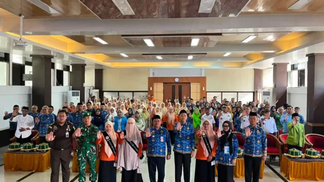 Bupati Takalar Mohammad Firdaus Daeng Manye bersama unsur Forkopimda, Dinas Kesehatan, dan Duta Assamaturu Bebas TBC mengangkat tangan dalam peluncuran gerakan kesehatan