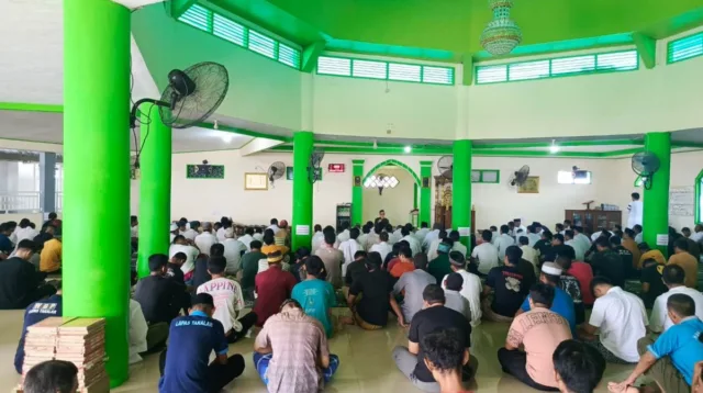 Ratusan warga binaan Lapas Takalar duduk bersilah sembari mendengarkan tausyiah Jumat di Masjid At-Taubah