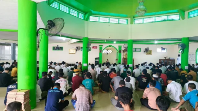 Ratusan warga binaan Lapas Takalar duduk bersilah sembari mendengarkan tausyiah Jumat di Masjid At-Taubah