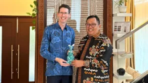 Bupati Daeng Manye Temui Konjen Australia Mr Todd Dias, Jajaki Kerja Sama Sapi Hingga Data Center Bupati Takalar Firdaus Daeng Manye menyerahkan cinderamata plakat keramik kepada Konsul Jenderal Australia Mr. Todd Dias di ruang tamu kediaman Konjen