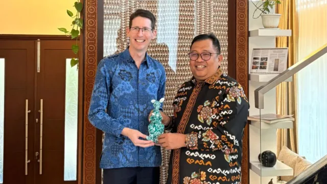 Bupati Takalar Firdaus Daeng Manye menyerahkan cinderamata plakat keramik kepada Konsul Jenderal Australia Mr. Todd Dias di ruang tamu kediaman Konjen