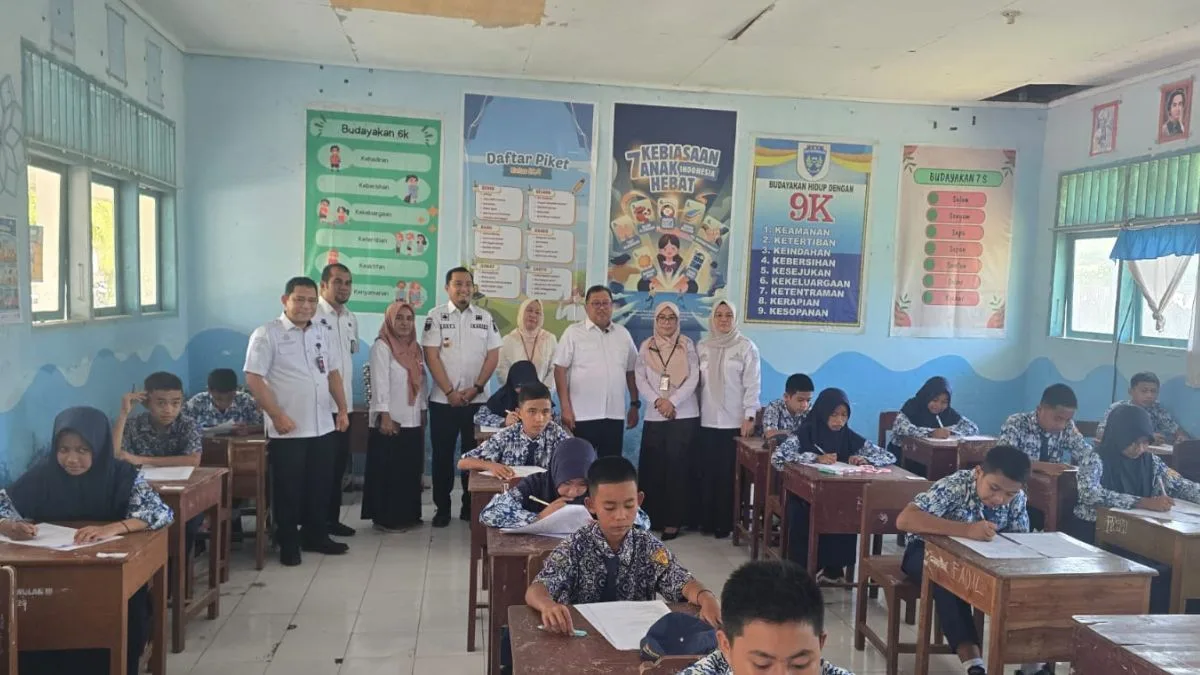 Bupati Takalar Daeng Manye bersama Kepala Dinas Pendidikan dan kepala sekolah berdiri di bagian belakang ruang kelas menyaksikan siswa UPT SMPN 1 Polut yang sedang belajar