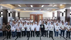 Bupati Takalar Mohammad Firdaus Daeng Manye bersama jajaran camat, lurah, dan ratusan kepala lingkungan berdiri berfoto bersama sambil memegang dokumen hasil rapat kerja di Ruang Pola Kantor Bupati Takalar