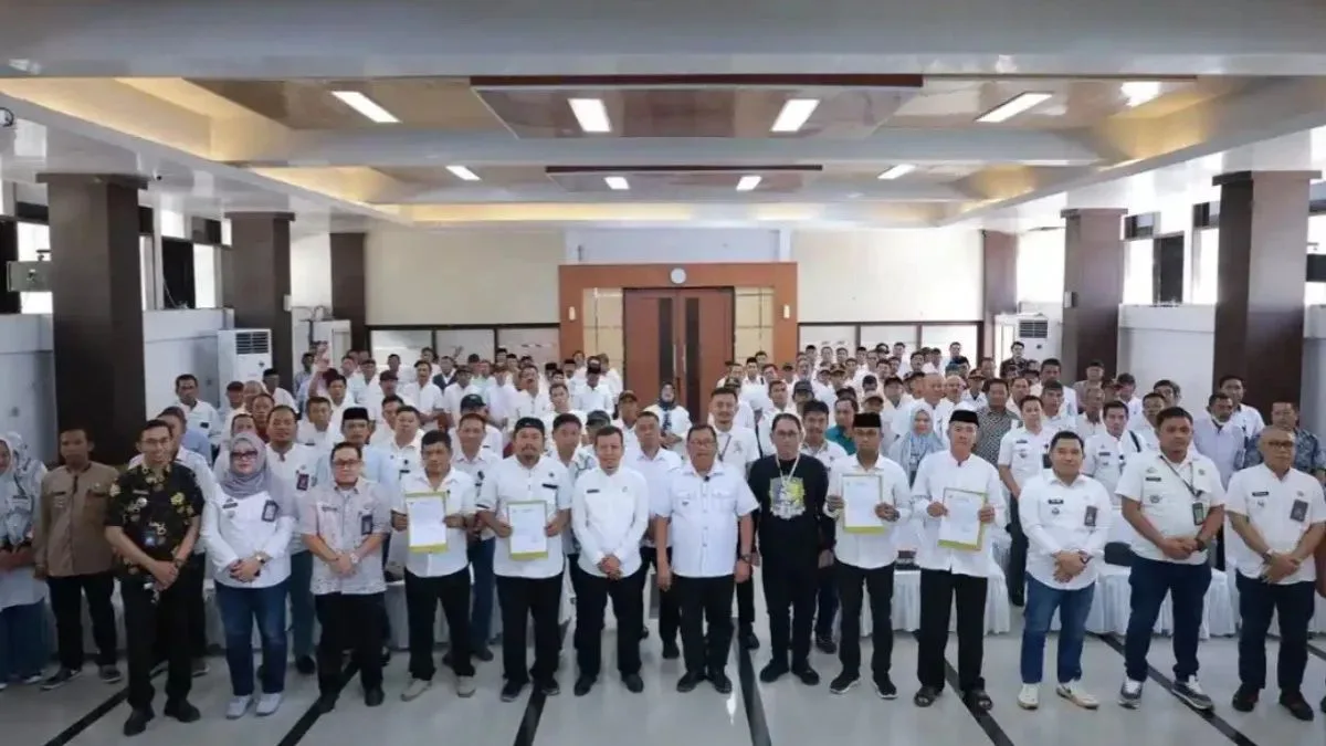 Bupati Takalar Kumpulkan Ratusan Kepala Lingkungan demi Sinergi Pelayanan Bupati Takalar Mohammad Firdaus Daeng Manye bersama jajaran camat, lurah, dan ratusan kepala lingkungan berdiri berfoto bersama sambil memegang dokumen hasil rapat kerja di Ruang Pola Kantor Bupati Takalar