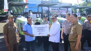 Bupati Takalar Serahkan Alsintan ke Poktan Binaan Polres Bupati Takalar Mohammad Firdaus Daeng Manye bersama Kapolres AKBP Supriadi Rahman menyerahkan bantuan alsintan traktor roda empat secara simbolis kepada kelompok tani binaan