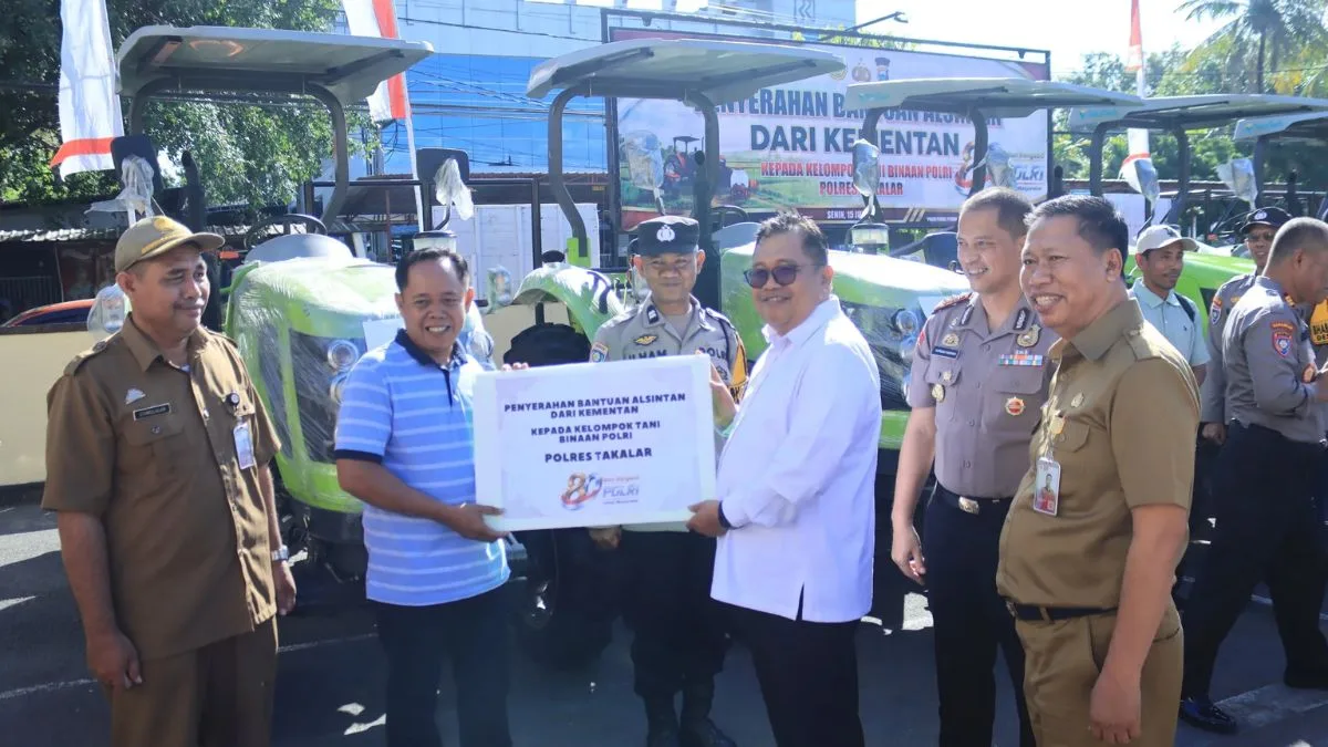 Bupati Takalar Serahkan Alsintan ke Poktan Binaan Polres Bupati Takalar Mohammad Firdaus Daeng Manye bersama Kapolres AKBP Supriadi Rahman menyerahkan bantuan alsintan traktor roda empat secara simbolis kepada kelompok tani binaan