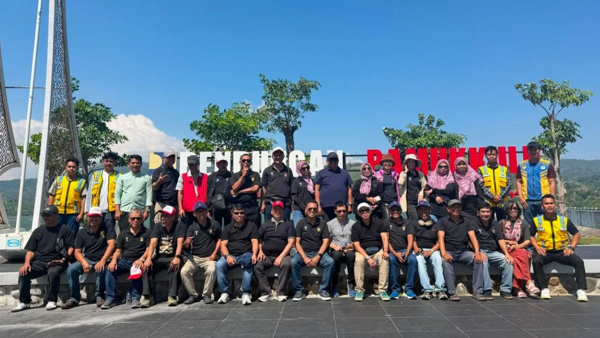 Bupati Takalar Mohammad Firdaus Daeng Manye bersama puluhan alumni Teknik Elektro Unhas berfoto bersama di depan landmark Bendungan Pamukkulu