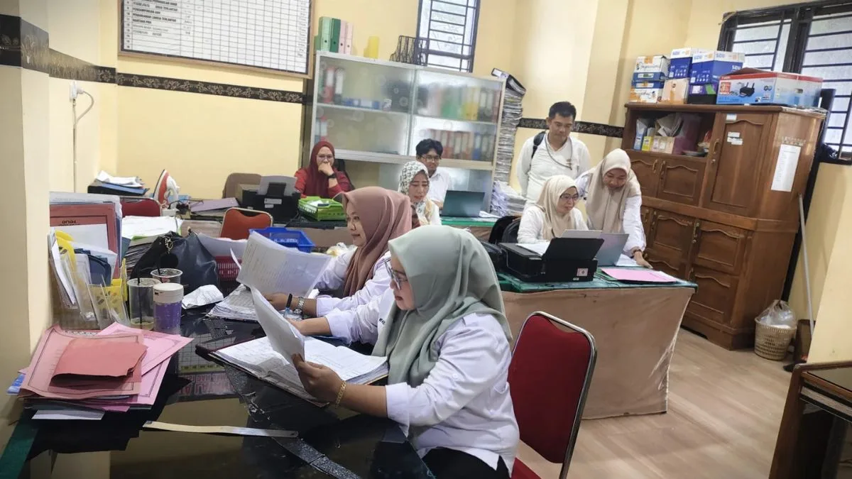 Dinsos PMD Takalar Jamin Pelayanan Publik Lancar, Petugas Tetap Sigap di Tengah Kebijakan WFA ASN Suasana kesibukan para staf dan pegawai di ruang kantor Dinsos PMD Takalar yang tetap aktif bekerja melayani administrasi warga
