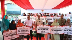Gubernur Sulawesi Selatan bersama Bupati Takalar dan jajaran TNI-Polri berfoto bersama warga penerima manfaat yang memegang papan bantuan simbolis Rumah Layak Huni senilai Rp50 juta per unit